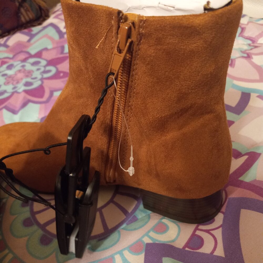 Boots - Picture 4 of 5